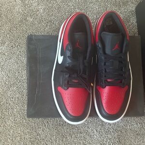 Jordan Men's Black and Red Sneakers
